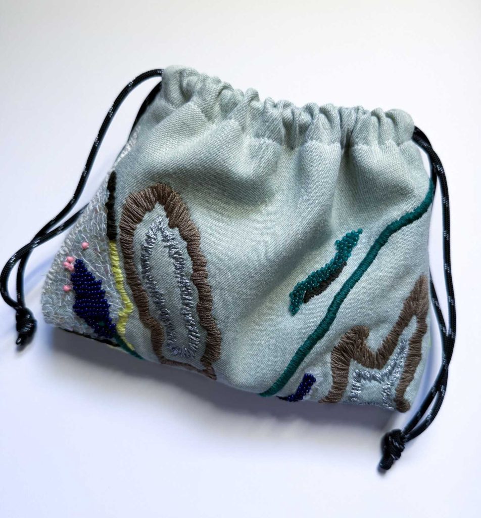 淺色牛仔手工刺繡束口袋