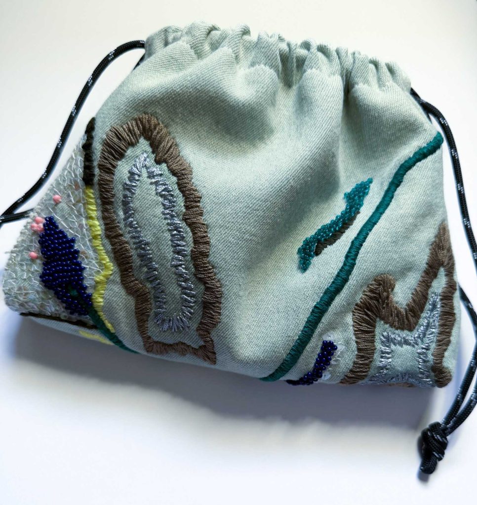 淺色牛仔手工刺繡束口袋
