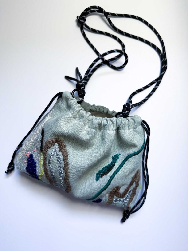 淺色牛仔手工刺繡束口袋