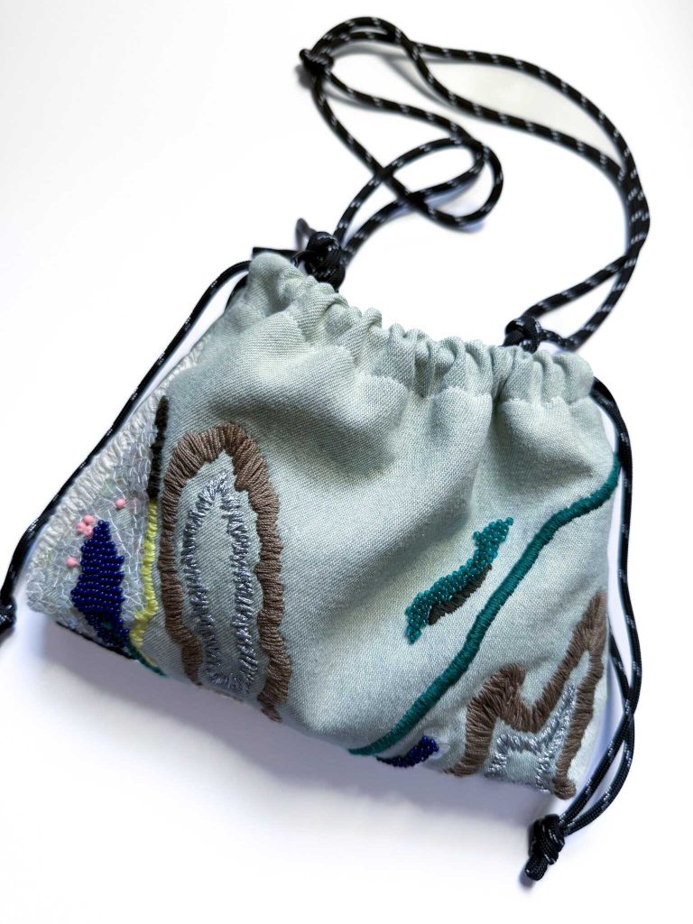 淺色牛仔手工刺繡束口袋