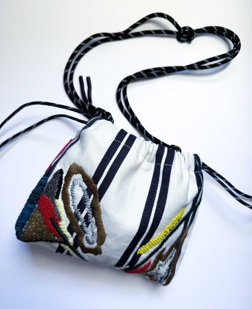 米色條紋手工刺繡束口袋