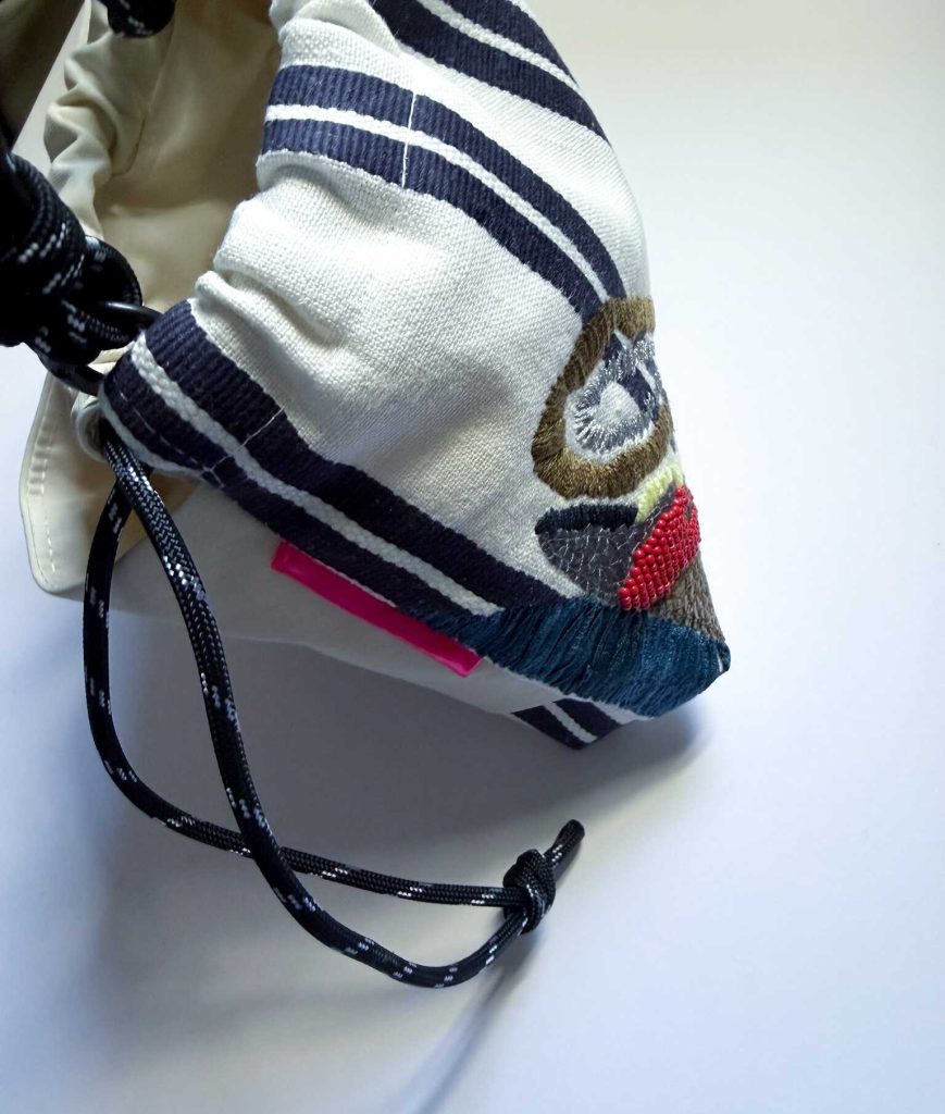 米色條紋手工刺繡束口袋