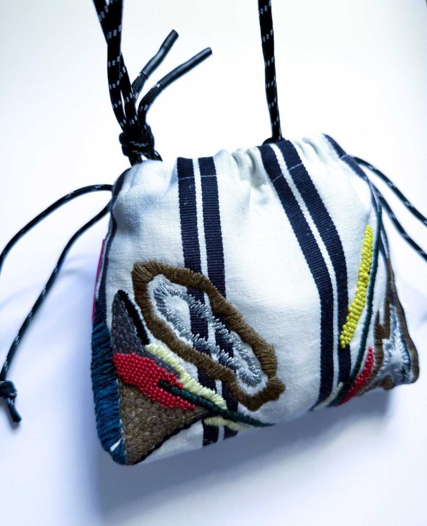 米色條紋手工刺繡束口袋