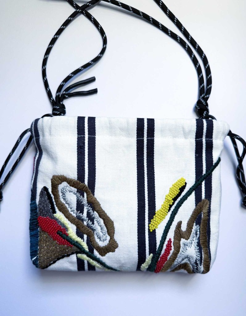 米色條紋手工刺繡束口袋