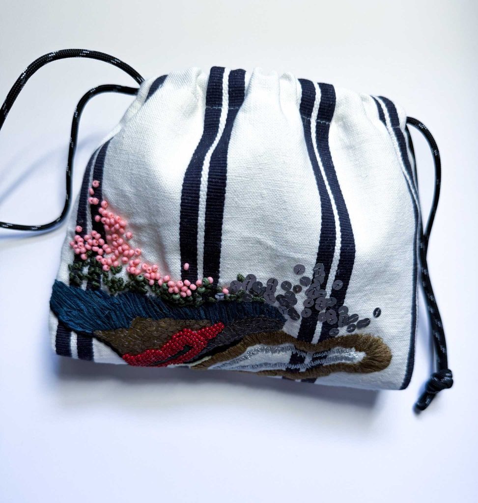 米色條紋手工刺繡束口袋