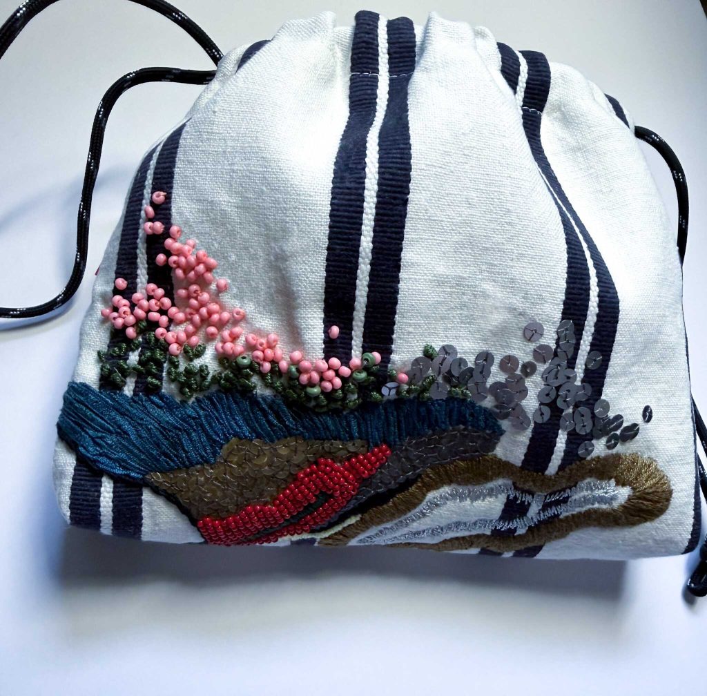 米色條紋手工刺繡束口袋