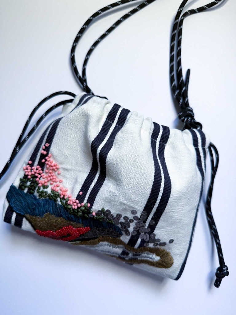 米色條紋手工刺繡束口袋