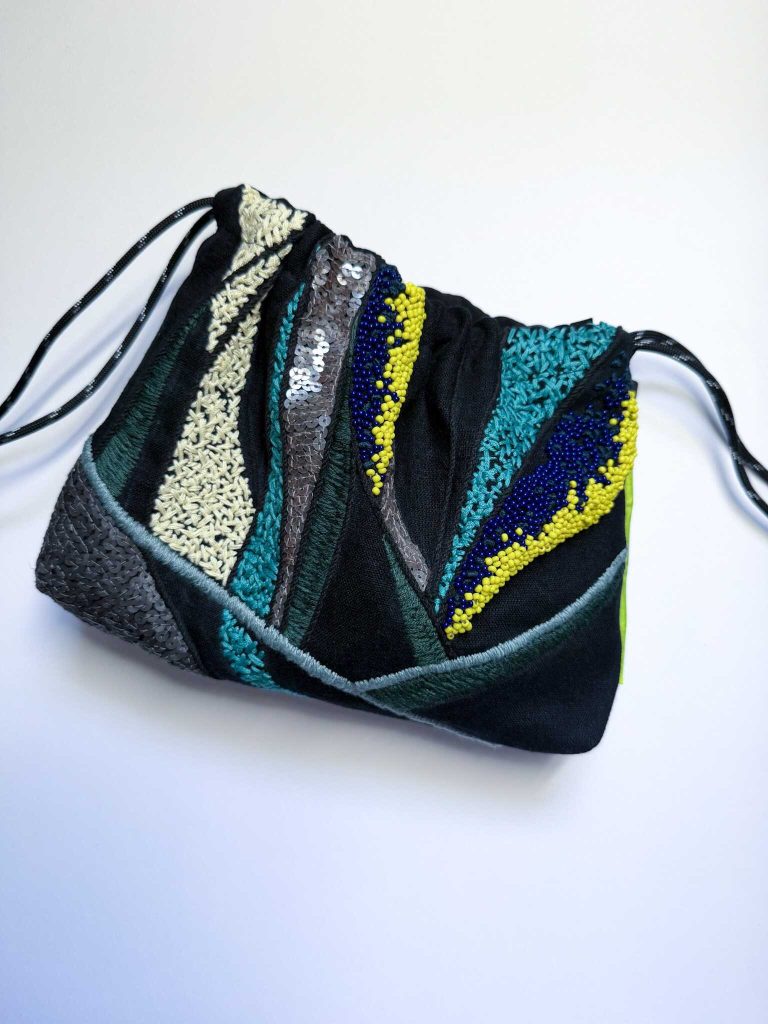 黑色彩珠手工刺繡束口袋