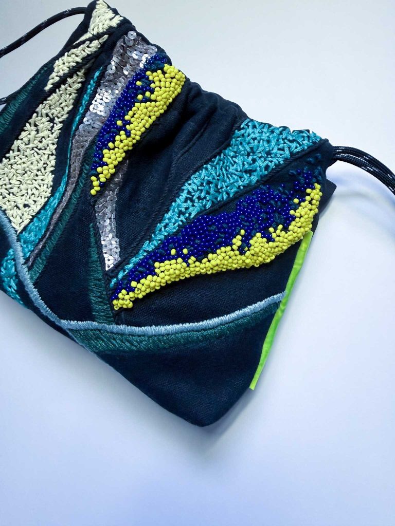 黑色彩珠手工刺繡束口袋