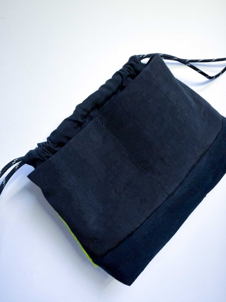 黑色彩珠手工刺繡束口袋