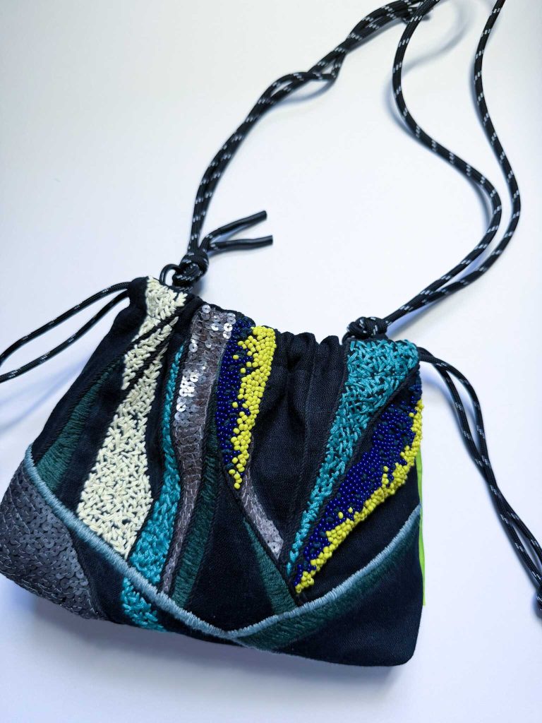 黑色彩珠手工刺繡束口袋