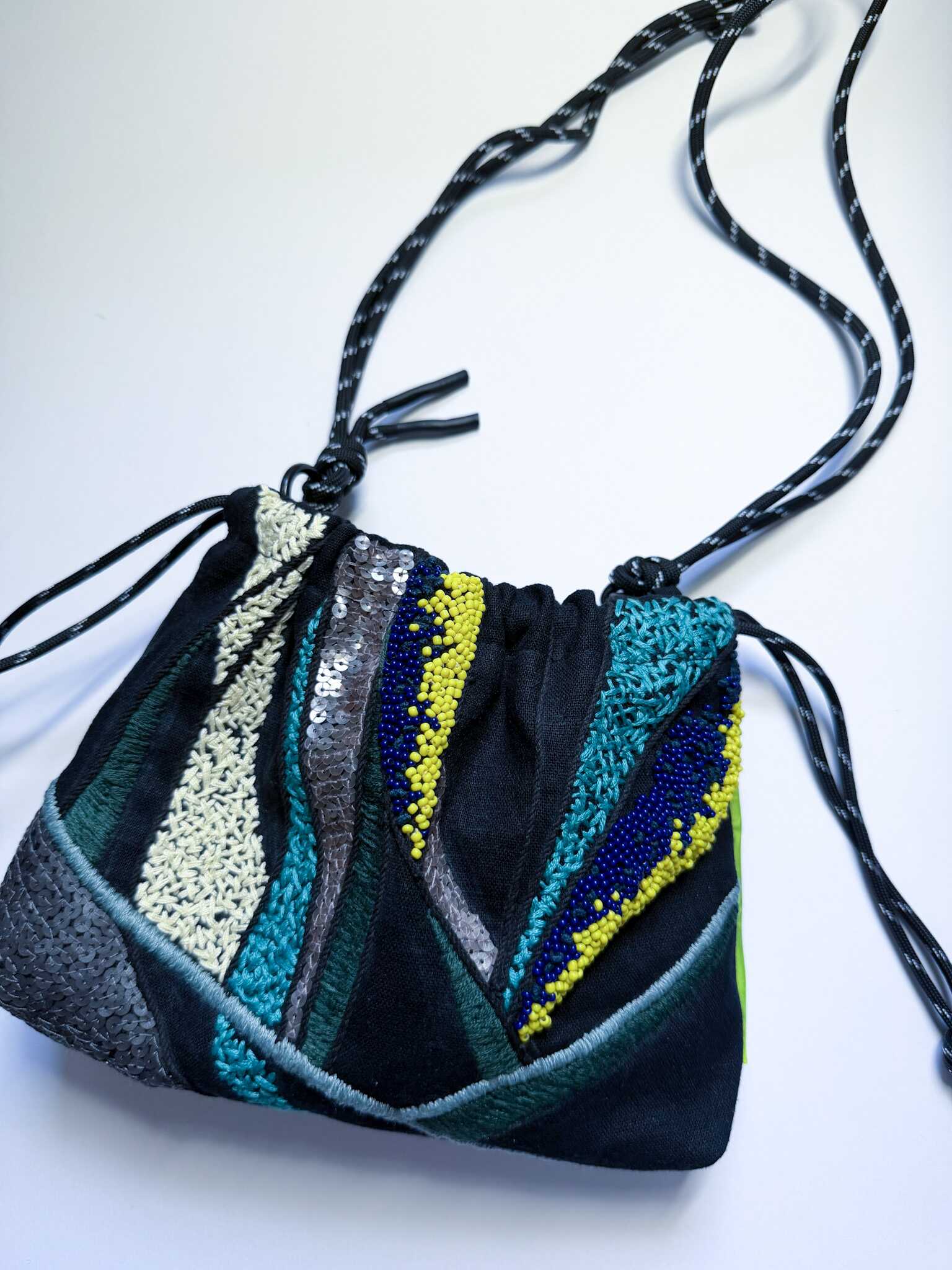 黑色彩珠手工刺繡束口袋：圖片 5