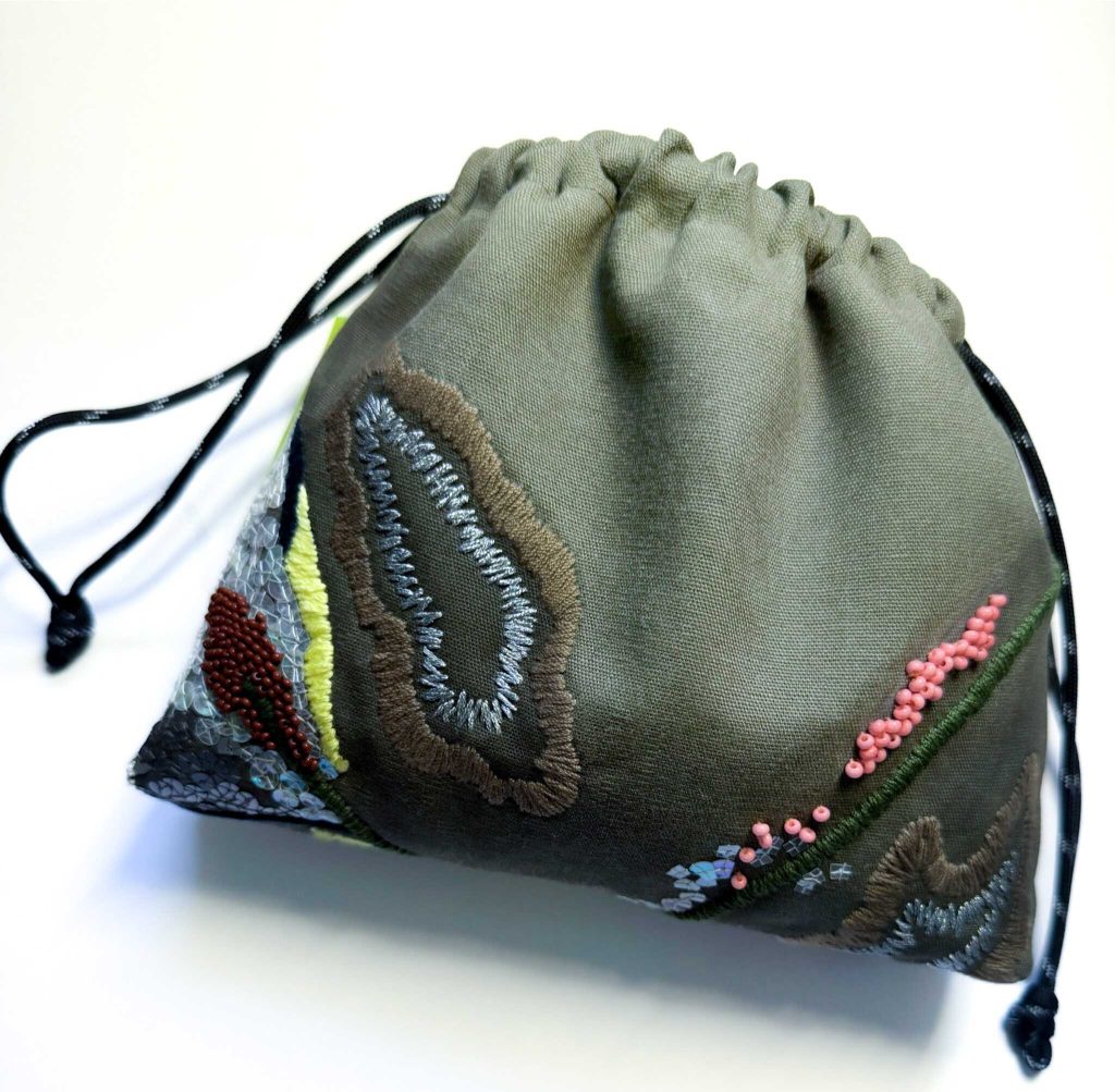 斜紋棉軍綠色手工刺繡束口袋