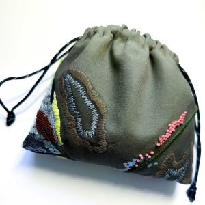 斜紋棉軍綠色手工刺繡束口袋：圖片 3