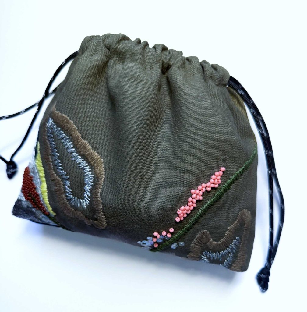斜紋棉軍綠色手工刺繡束口袋