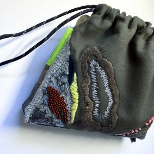 斜紋棉軍綠色手工刺繡束口袋：圖片 1