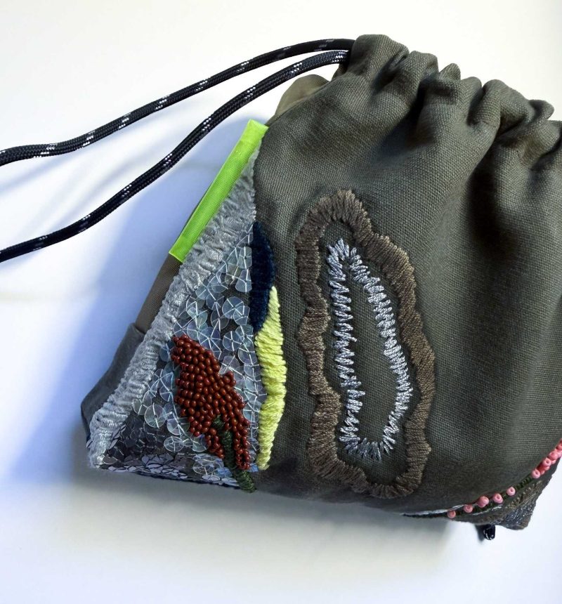 斜紋棉軍綠色手工刺繡束口袋