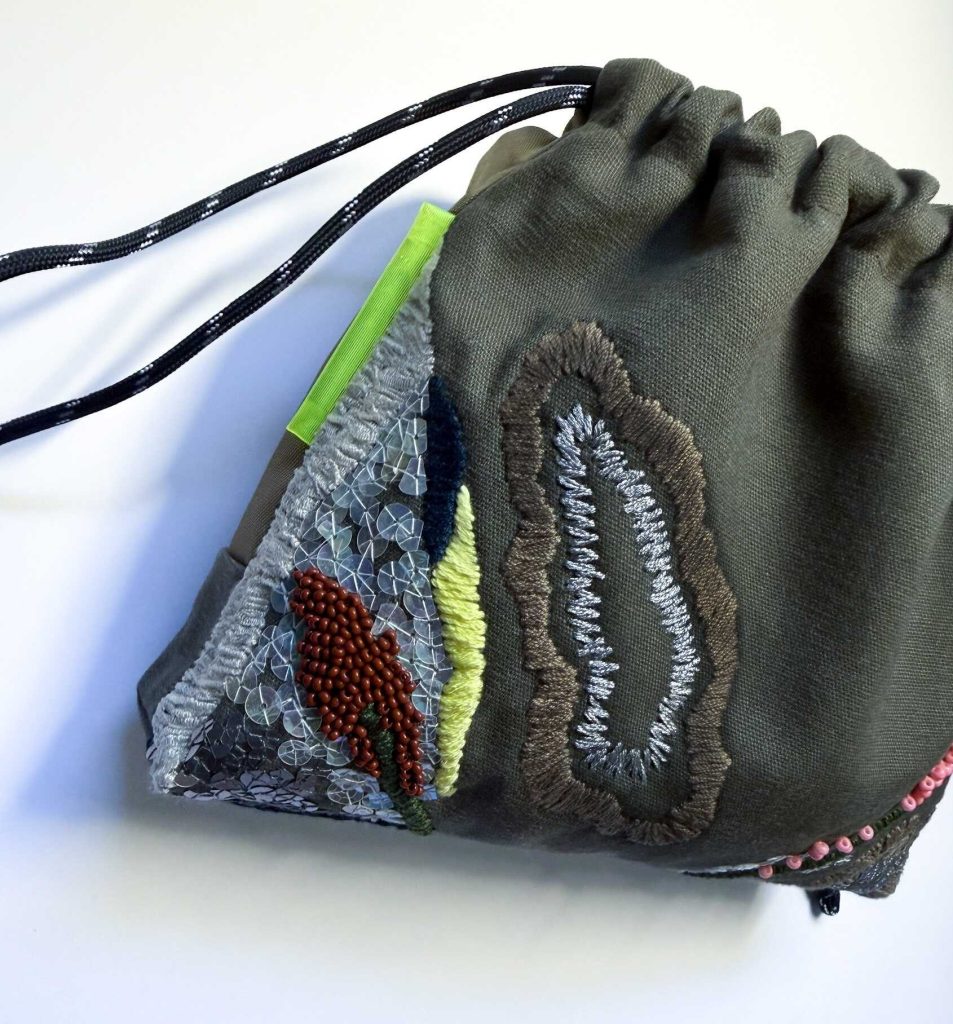 斜紋棉軍綠色手工刺繡束口袋