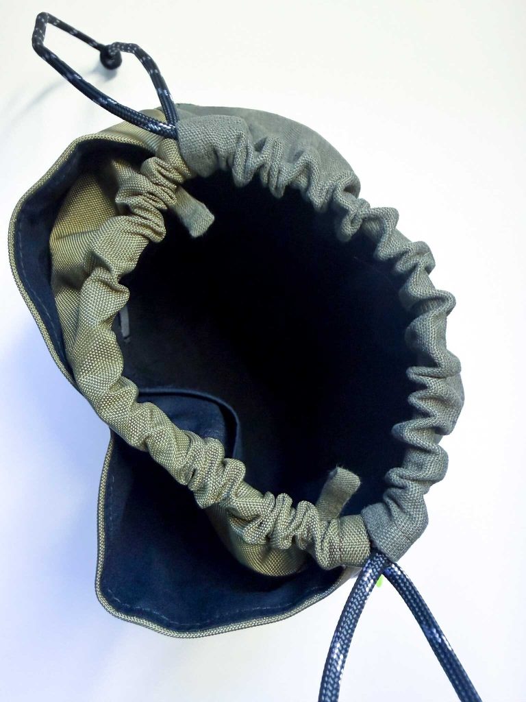 斜紋棉軍綠色手工刺繡束口袋
