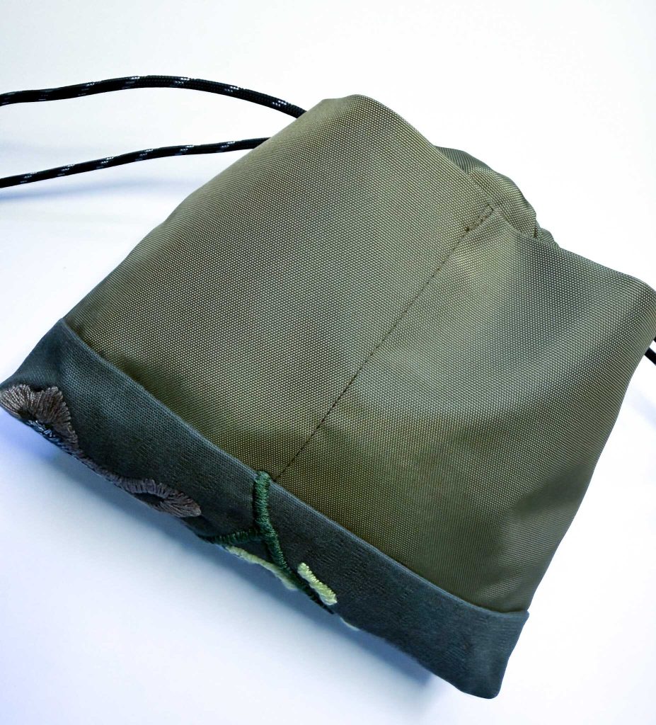斜紋棉軍綠色手工刺繡束口袋