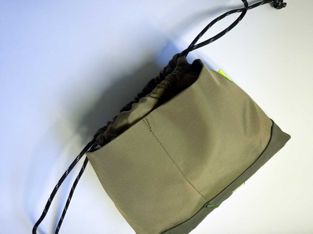 斜紋棉軍綠色手工刺繡束口袋