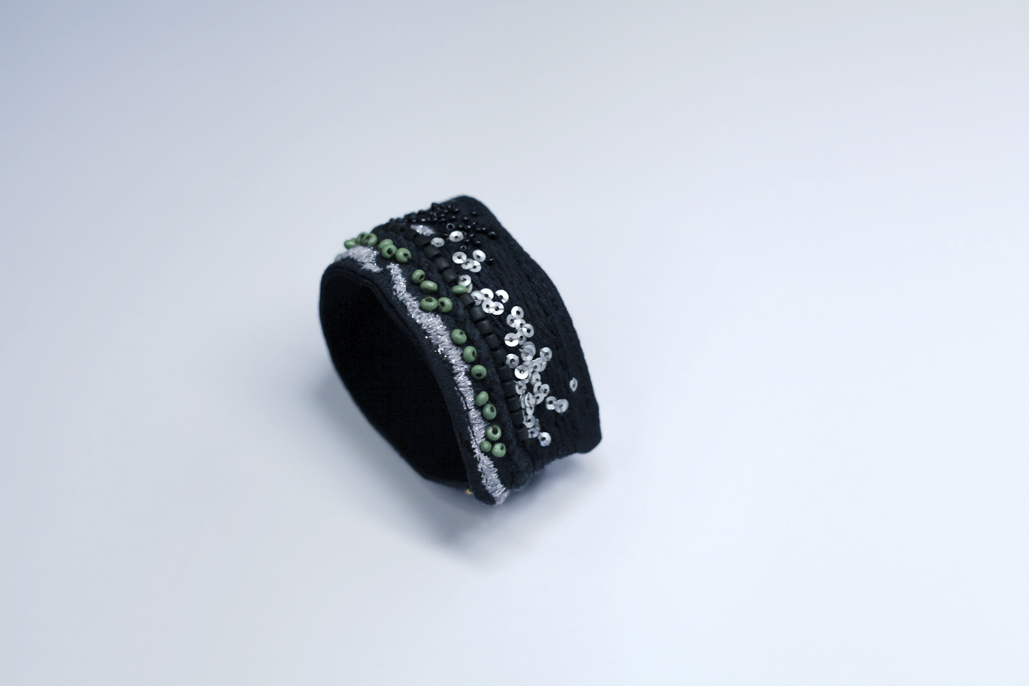 手工刺繡寬/黑綠珠銀亮片手環：圖片 1